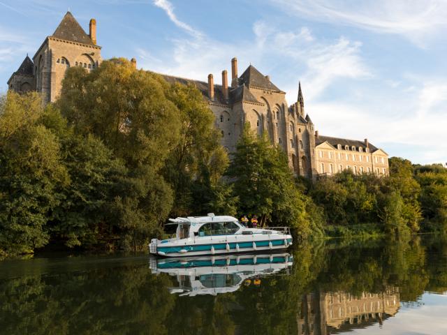 Croisière en bateau habitable avec vue sur l'abbaye de Solesmes