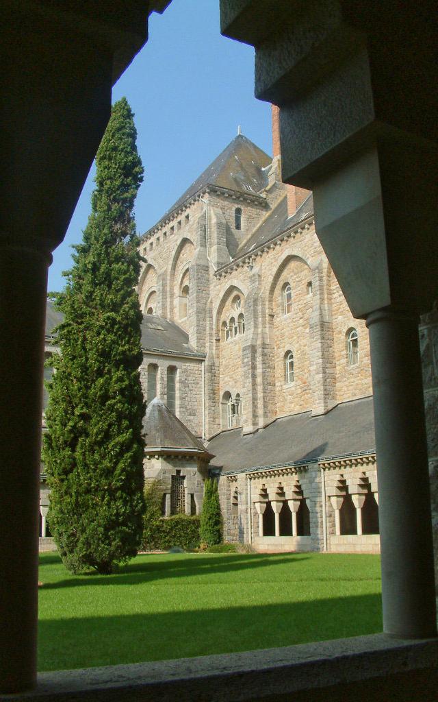 abbaye-de-solesmes-chapelle-et-cloitre.jpg