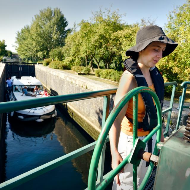 Passage d'une écluse avec un bateau habitable d'Anjou Navigation