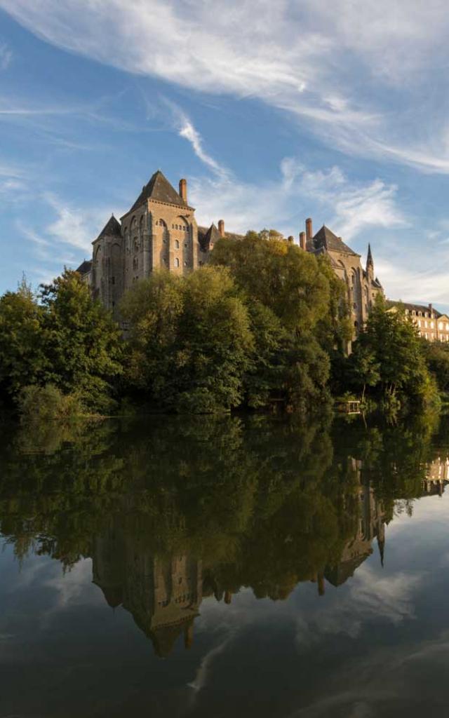 L'Abbaye de Solesmes surplombant la rivière Sarthe -Vue de Juigné-sur-Sarthe