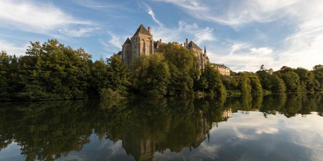 L'Abbaye de Solesmes surplombant la rivière Sarthe -Vue de Juigné-sur-Sarthe