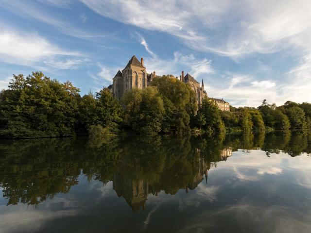 L'Abbaye de Solesmes surplombant la rivière Sarthe -Vue de Juigné-sur-Sarthe