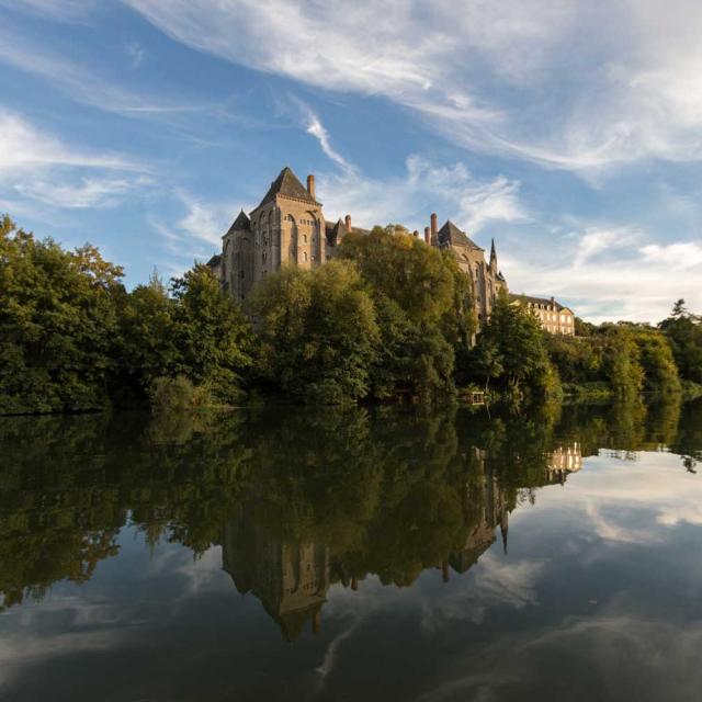 L'Abbaye de Solesmes surplombant la rivière Sarthe -Vue de Juigné-sur-Sarthe