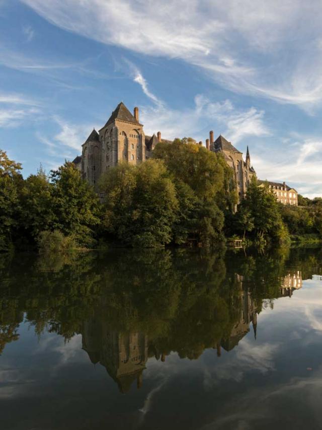 L'Abbaye de Solesmes surplombant la rivière Sarthe -Vue de Juigné-sur-Sarthe