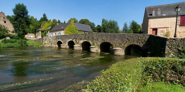 asnieres-sur-vegre-pont-medieval.jpg