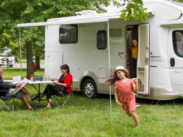 touristes-en-camping-car-ala-suze-sur-sarthe-1.jpg