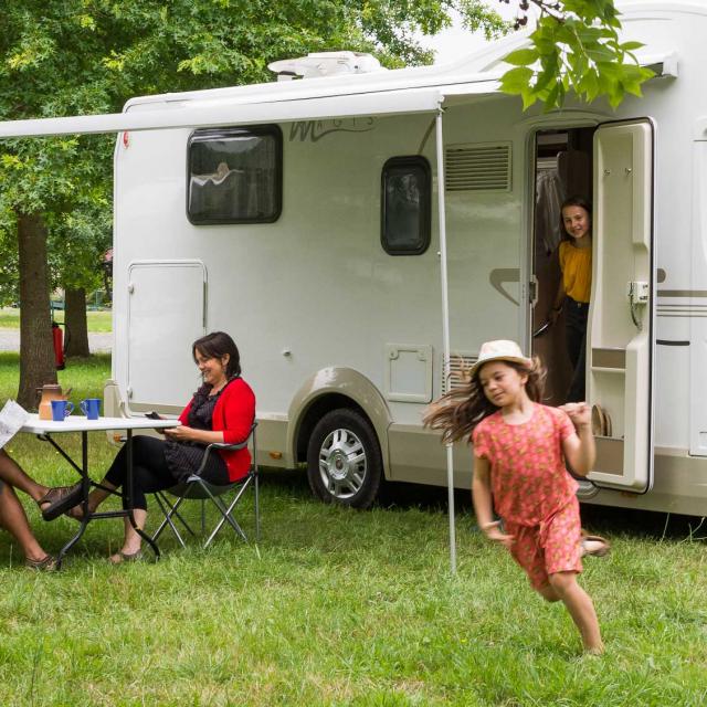 touristes-en-camping-car-ala-suze-sur-sarthe-1.jpg