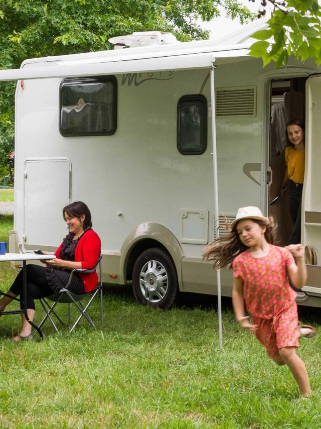 touristes-en-camping-car-ala-suze-sur-sarthe-1.jpg