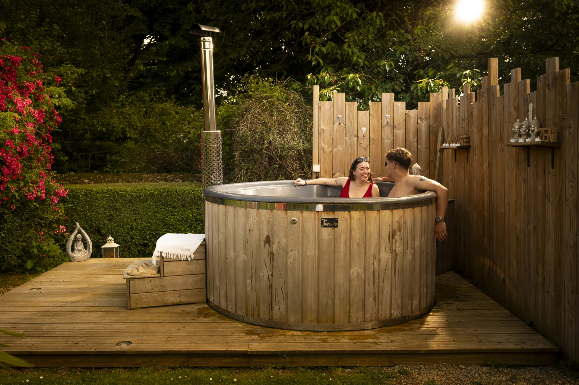 Un couple dans un bain nordique au cocoon Asnièrois.